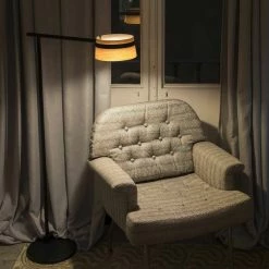 LED Stehleuchte Loop aus Holz und schwarzem Metall